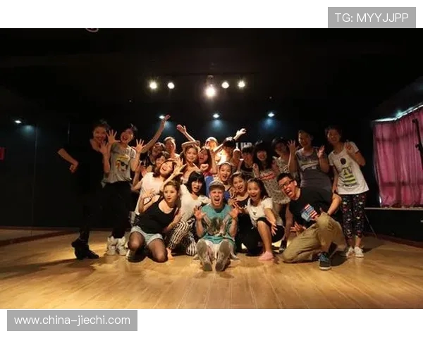 武汉街舞队的力量揭秘：街舞巨献展现青春热血与无限创意